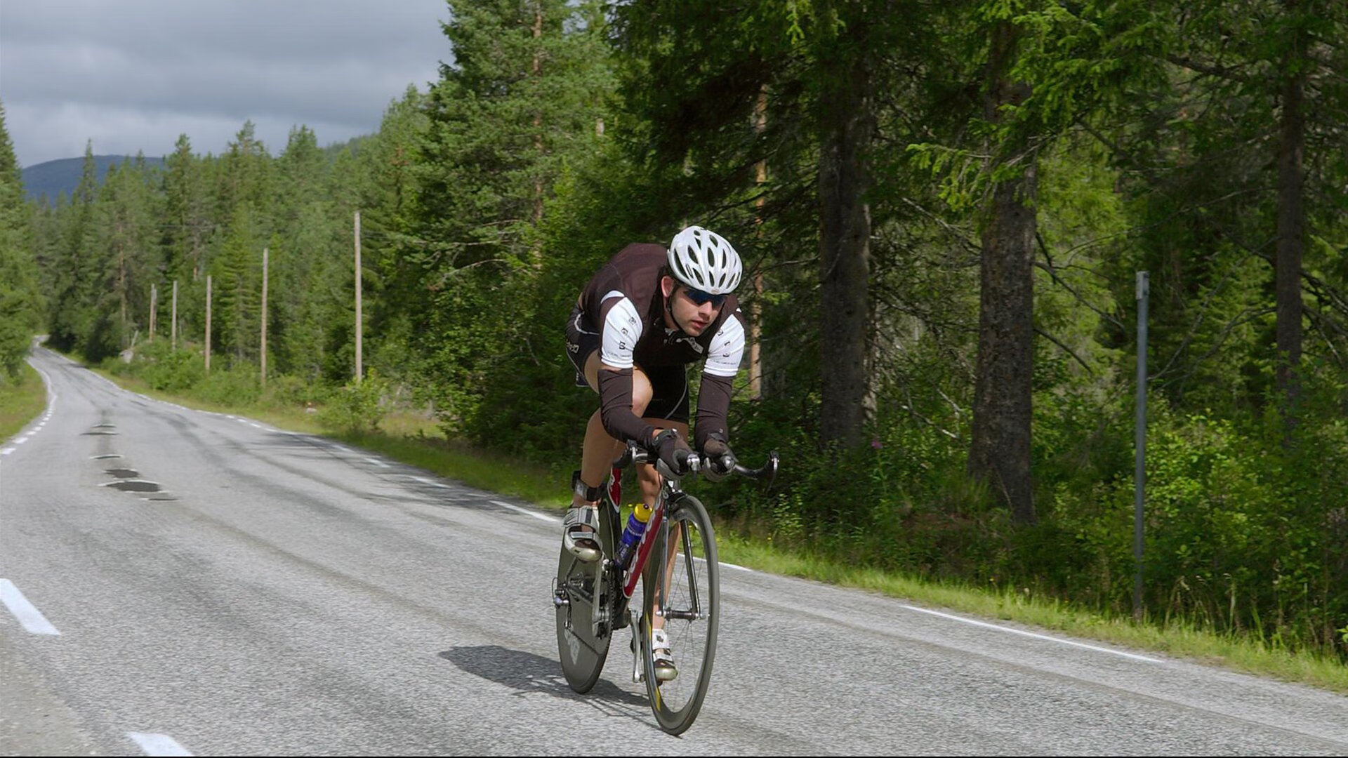 “快艇冲浪：马鞍山赛场突破极限，速度与技巧并肩作战”