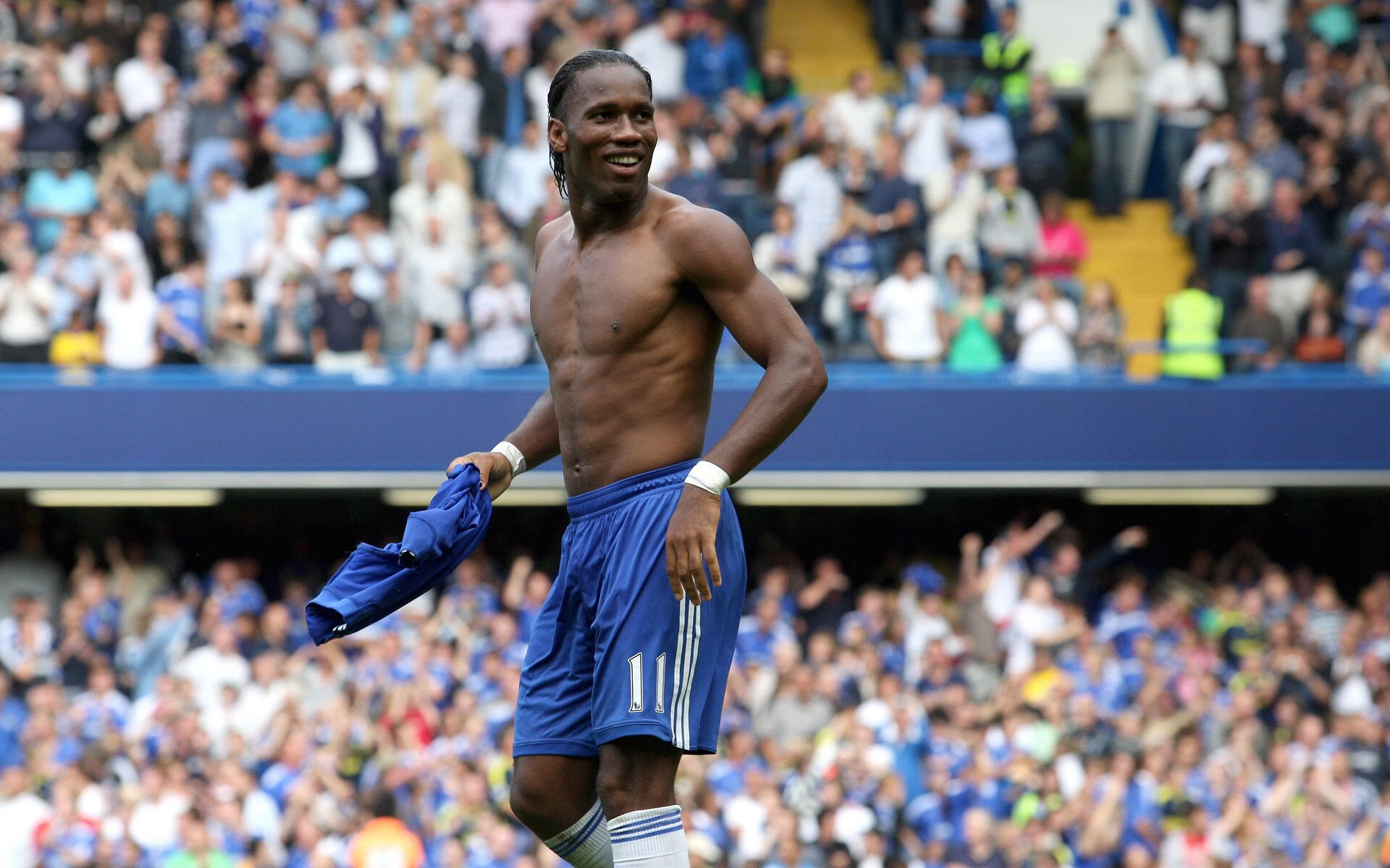 “运动舞蹈：金牛区城北体育馆上演炫目舞步，观众们为舞者们热血沸腾”