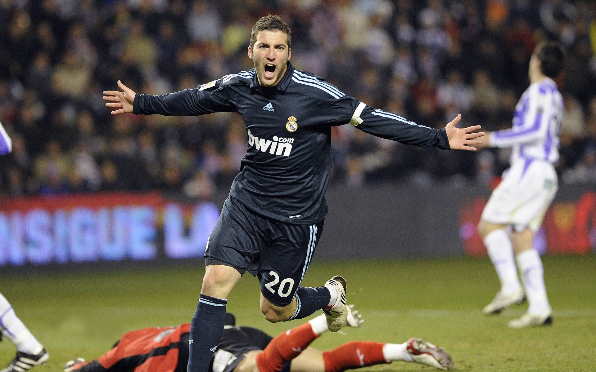 五大联赛球队是否过度依赖边锋创造机会，五大联赛球队球员